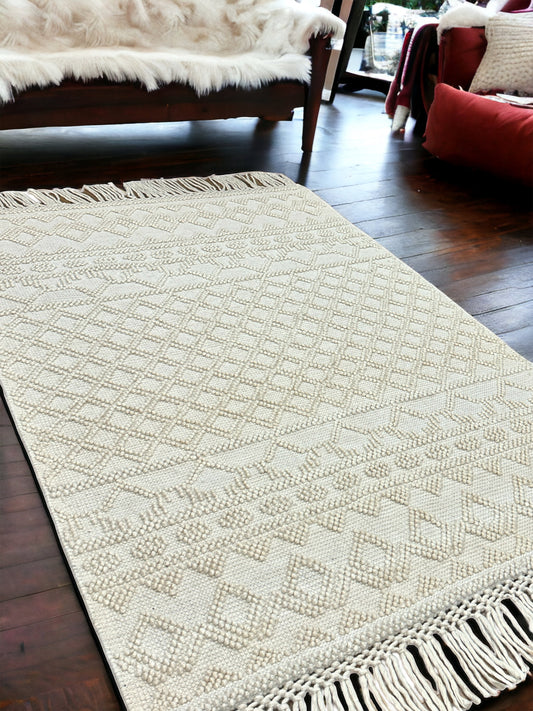 Texa Handmade/Handwoven Wool Ivory/Black Area Rug with Fringe - 5'x8'